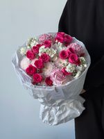 Букет из кустовых роз в ярком оттенке, диантусов, маттиолы и хризантемы