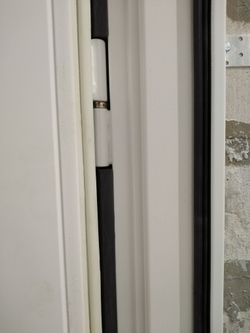 Входная дверь в квартиру с зеркалом Рекс Платинум / зеркало СБ-17 Силк сноу (белый матовый, без текстуры)
