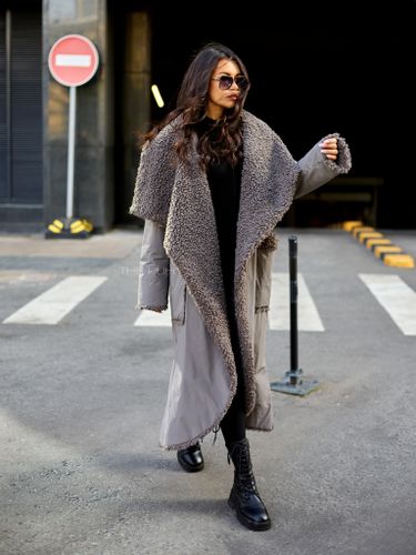 Утепленное серое пальто с эко-мехом