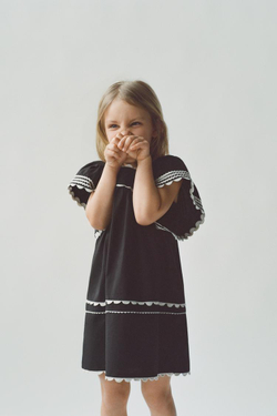 ZARA ПЛАТЬЕ С КОНТРАСТНЫМИ ВОЛНИСТЫМИ КРОМКАМИ, ЧЕРНЫЙ