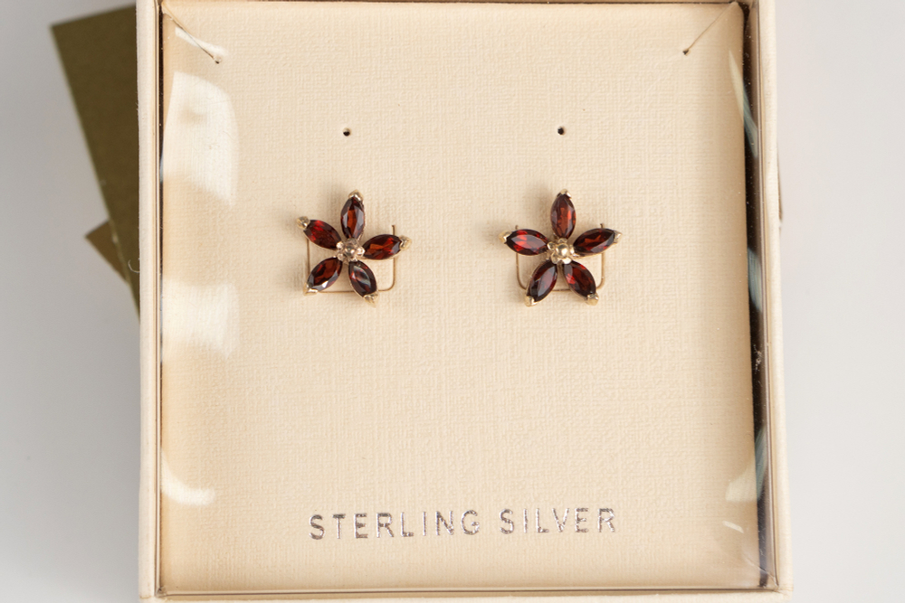 Серьги-пусеты Past Times в виде цветочков