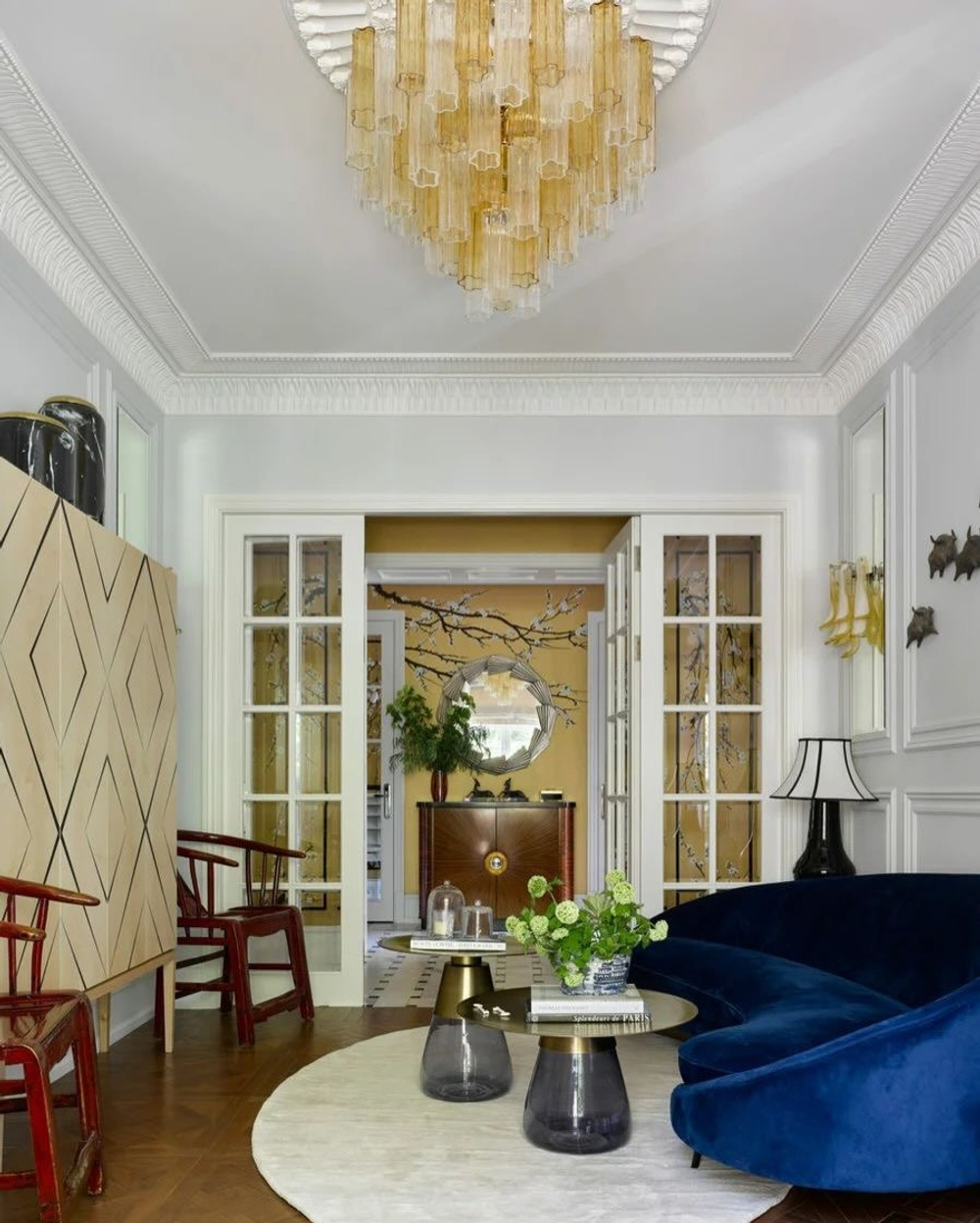 Многоярусная люстра в тёплом жёлтом оттенке