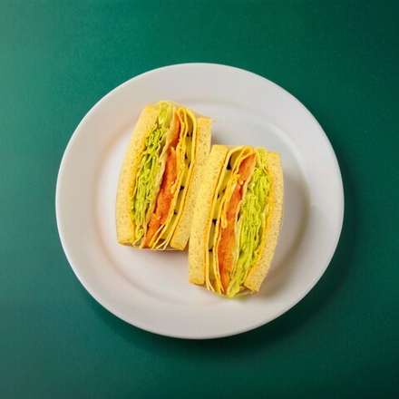 Сэндвич с с жареным яйцом и сыром по-корейски