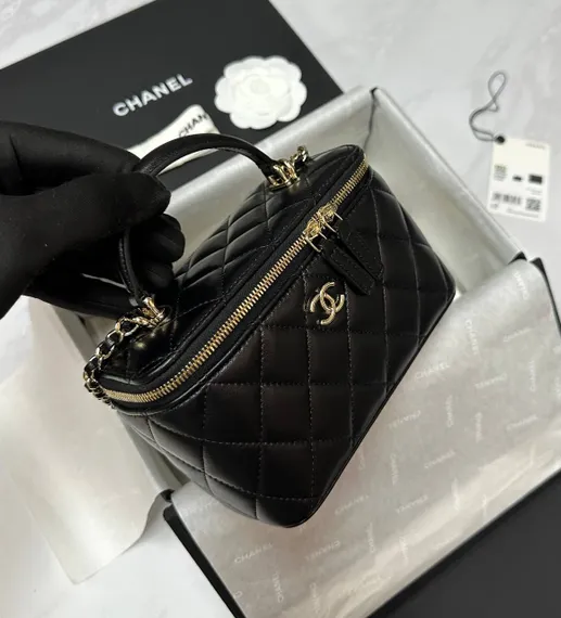 Косметичка Chanel с двойным C-логотипом