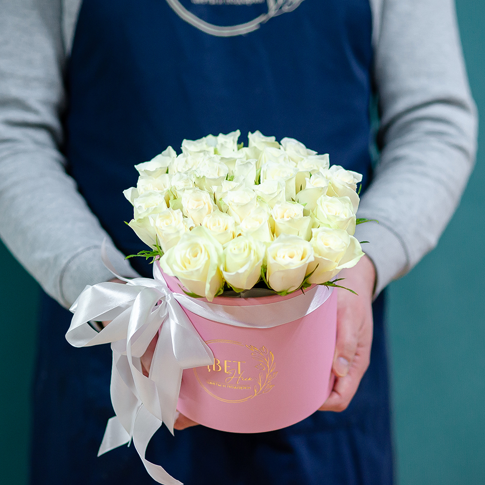 25 белых роз в шляпной коробке