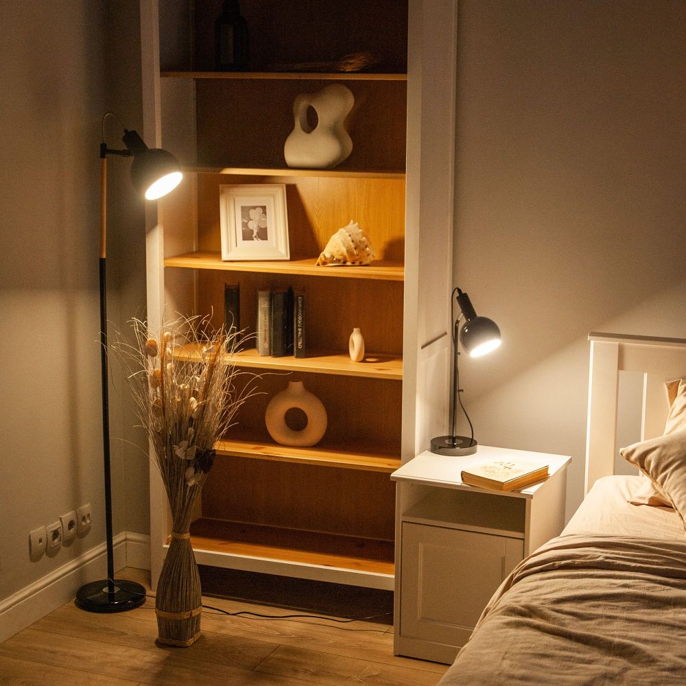 UML-T702 E14 BLACK Торшер напольный под лампу Е14. 60W. с регулировкой наклона. Механический выключатель. Черный. ТМ Uniel