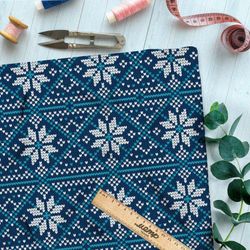 Ткань мембрана крупный плотный узор на синем свитере