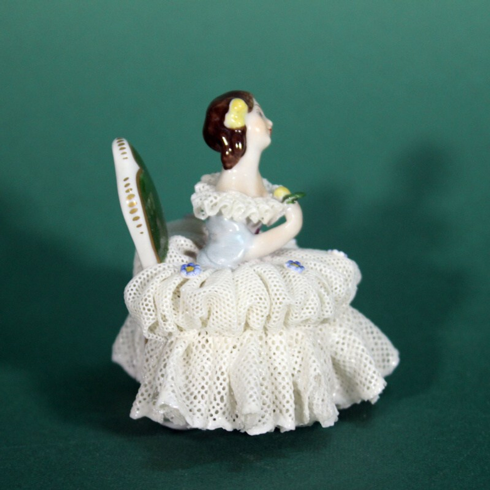 Фарфоровая статуэтка «На балу»