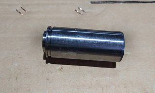 Направляющая (большая) тормозного суппорта заднего моста Sitrak MCY13JES