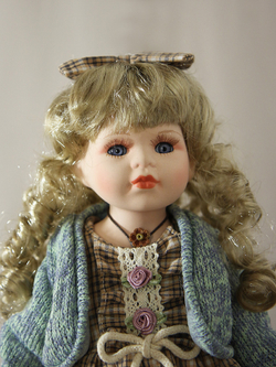 Кукла фарфоровая 16' на подставке