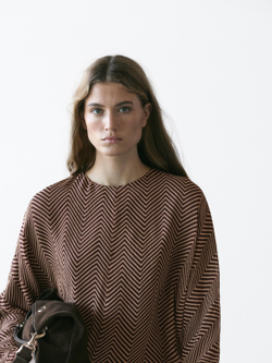 Massimo Dutti Блуза из струящейся ткани с геометрическим принтом, бургунди