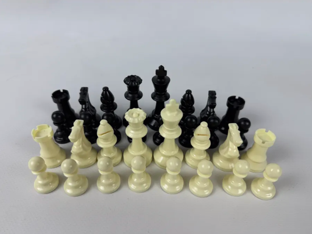 Фигуры шахматные пластиковые