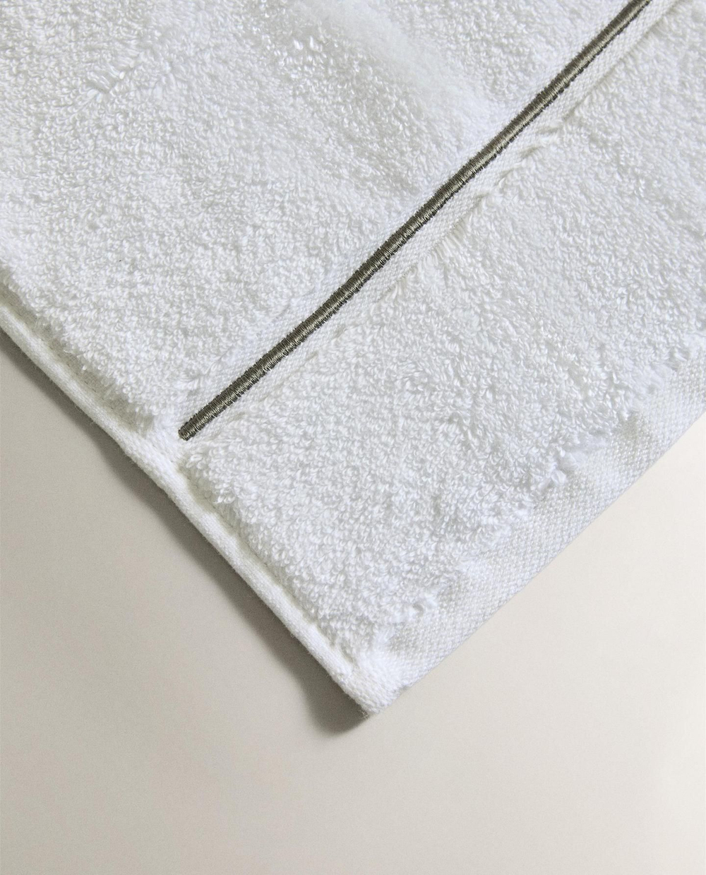 Zara Home - Банное полотенце с вышитым бордюром, серый, 30х50 см