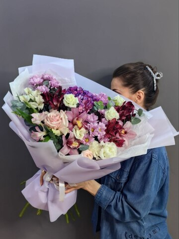 Авторский букет с фиолетовой гортензией