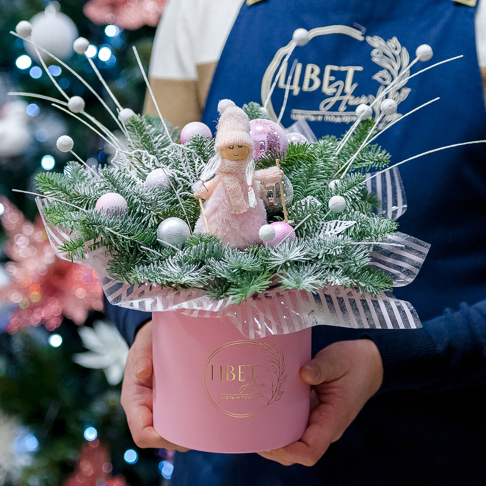 Нежная розовая композиция с нобилисом в шляпной коробке