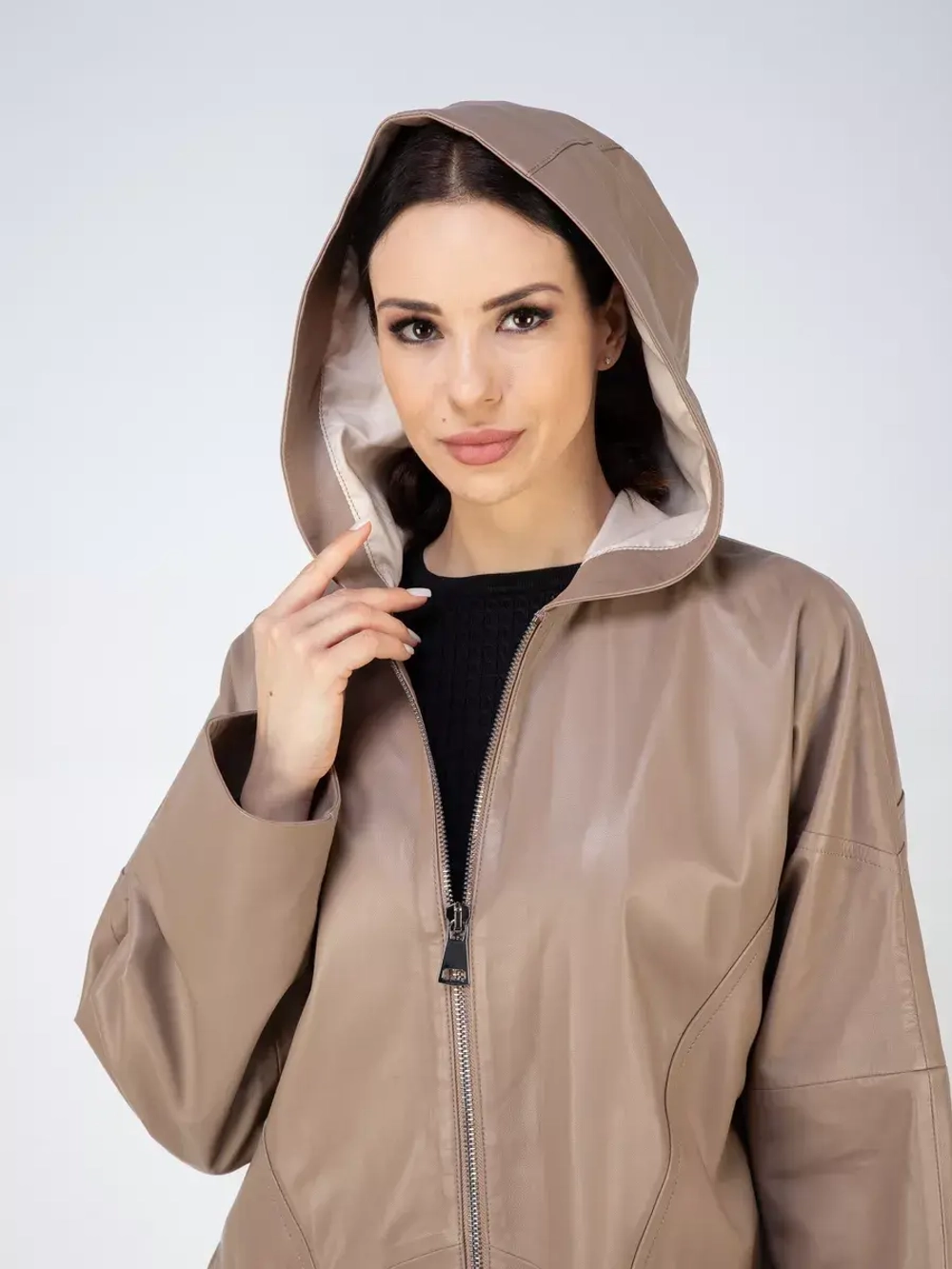 Кожаная куртка демисезонная оверсайз с капюшоном