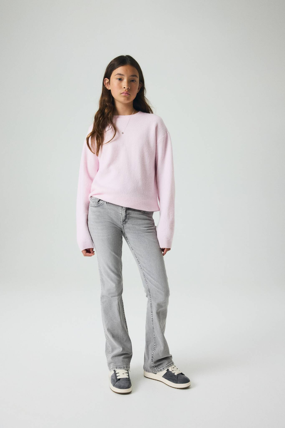 H&M Расклешенные джинсы с заниженной талией, светло-серый