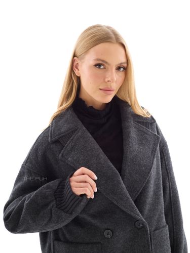 Графитовое двубортное пальто с манишкой