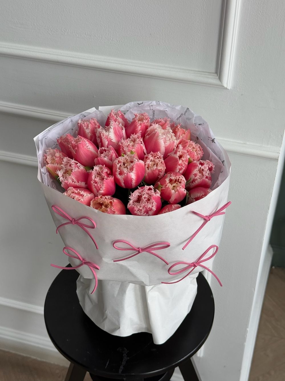 Букет из 25 махровых ярко-розовых с белым тюльпанов