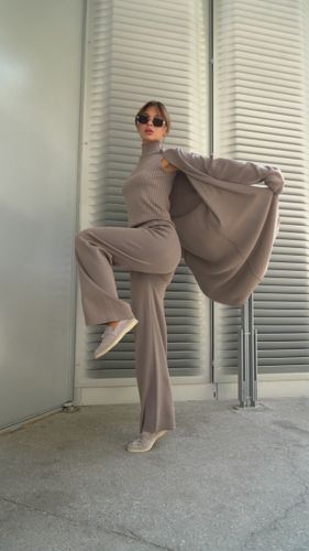 Трикотажный костюм-тройка в коричневом цвете