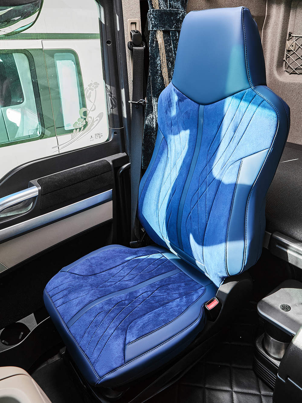 Чехлы Люкс MAN TGX до 2021 года (экокожа, синий, синяя вставка)