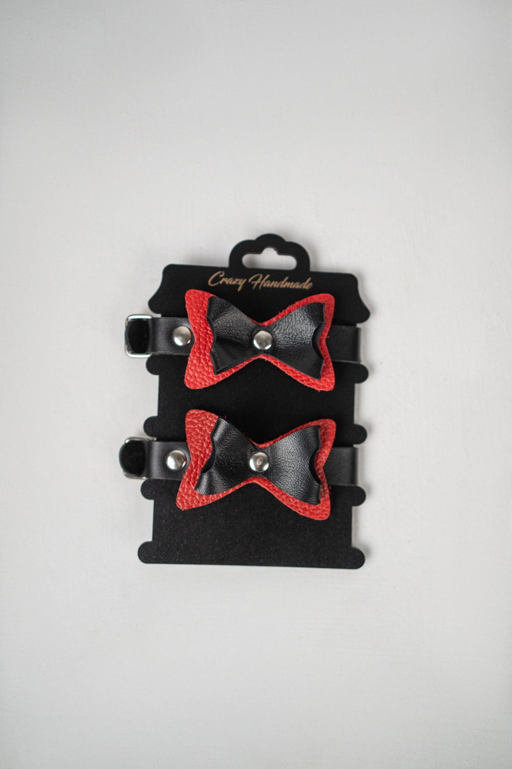 Черно-красные кожаные наручники с бантиками (Цвет: черный с красным)