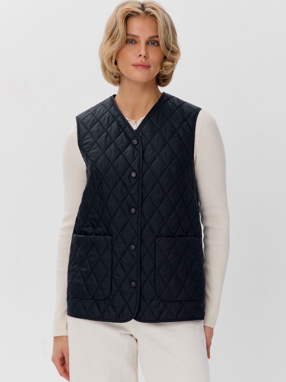 Легкий стеганый жилет с накладными карманами