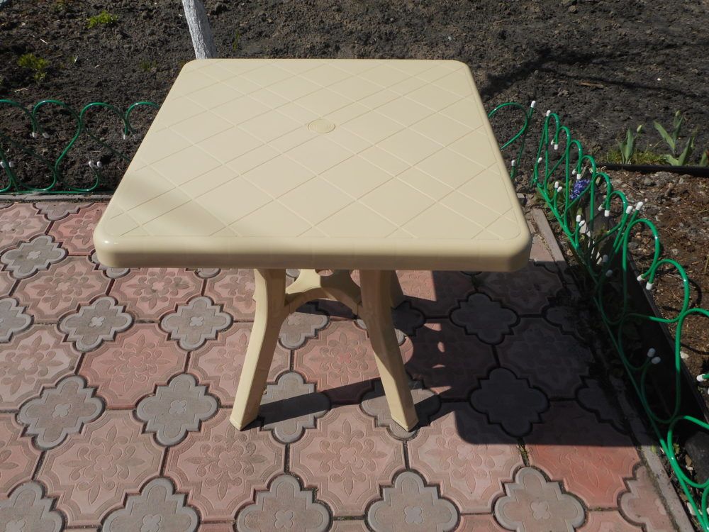 Стол пластиковый квадратный «Таволи» 700х700 мм — Бежевый