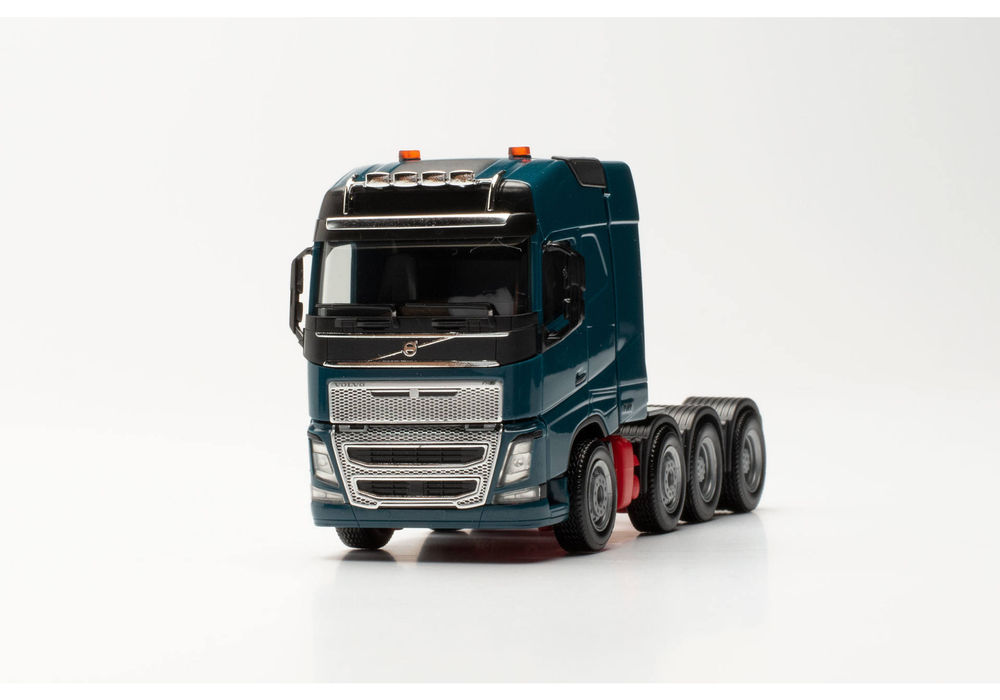 Тяжелый тягач Volvo FH16, синий океан