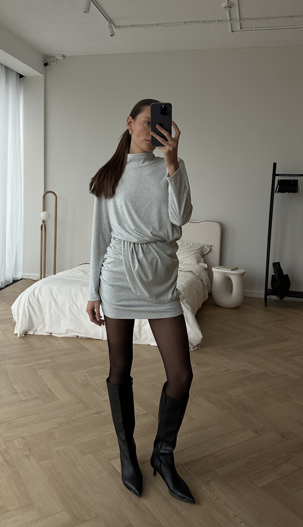 Платье из трикотажа с драпировками серый меланж