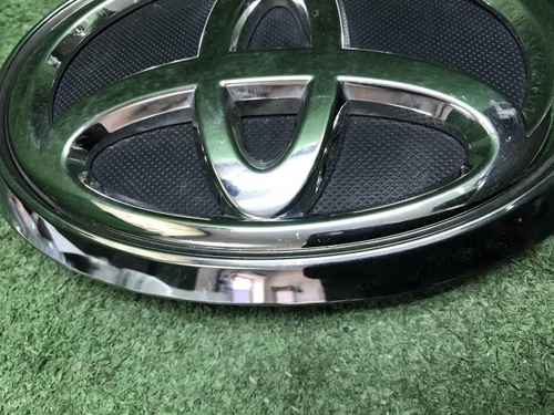 Эмблема решетки радиатора Toyota Fortuner 2 15-нв