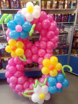 Цифра 8 из воздушных шаров