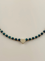 Колье с зелеными шариками и золотым сердечком