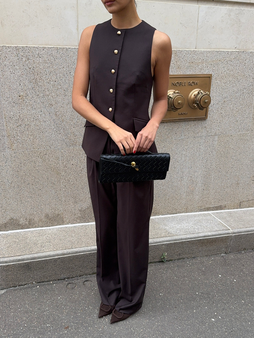 Жилет удлиненный с острыми бортами темно-коричневый