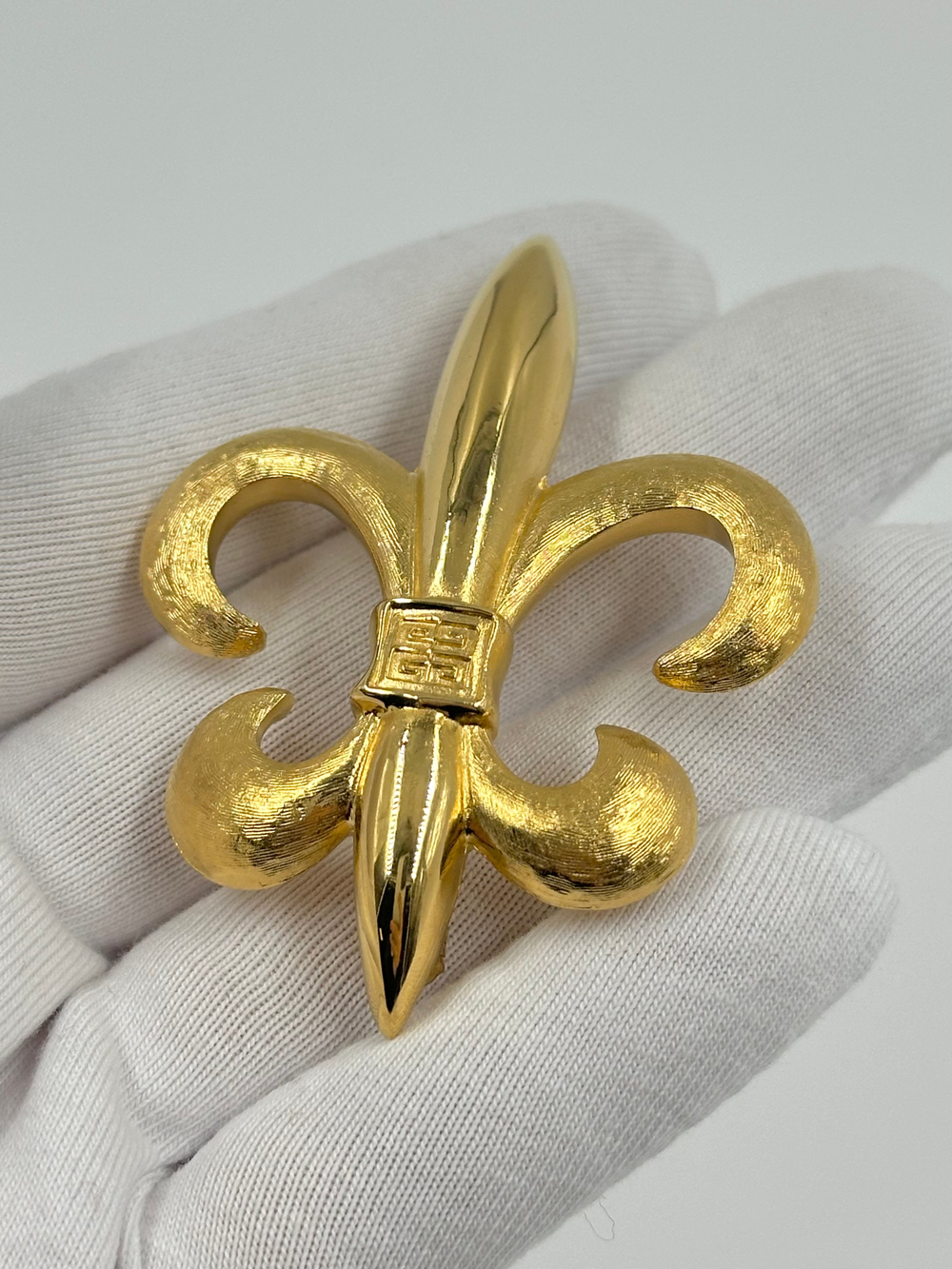 Брошь Fleur-de-lis Givenchy