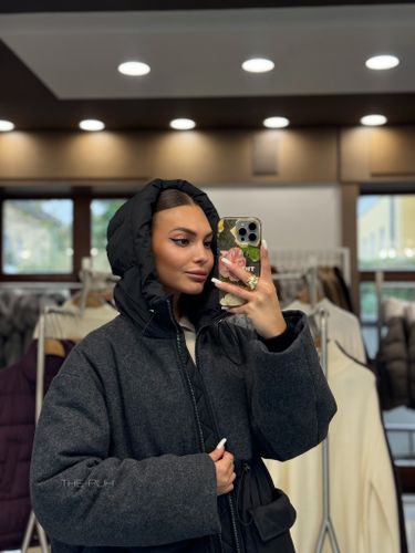 Комбинированный удлиненный пуховик черного цвета