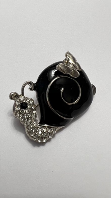 Брошь улиточка с эмалью и кристаллам