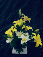 букет лилий на постаменте из искусственного камня