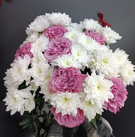 Букет из роз и хризантем