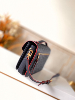 Louis Vuitton Pochette Metis