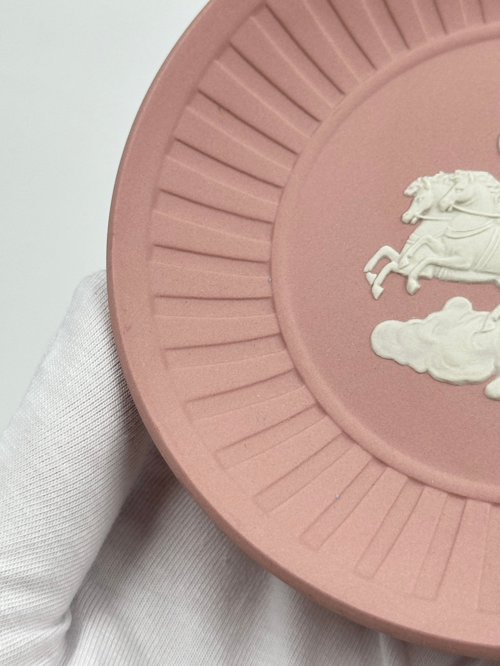 Тарелка декоративная Wedgwood розовая