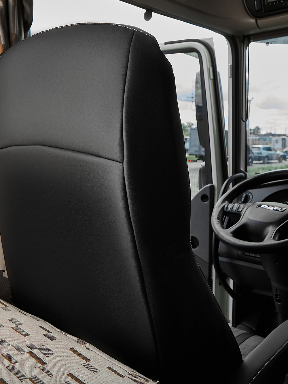 Чехлы Люкс DAF XF 106 (экокожа, черный цвет, серая вставка)