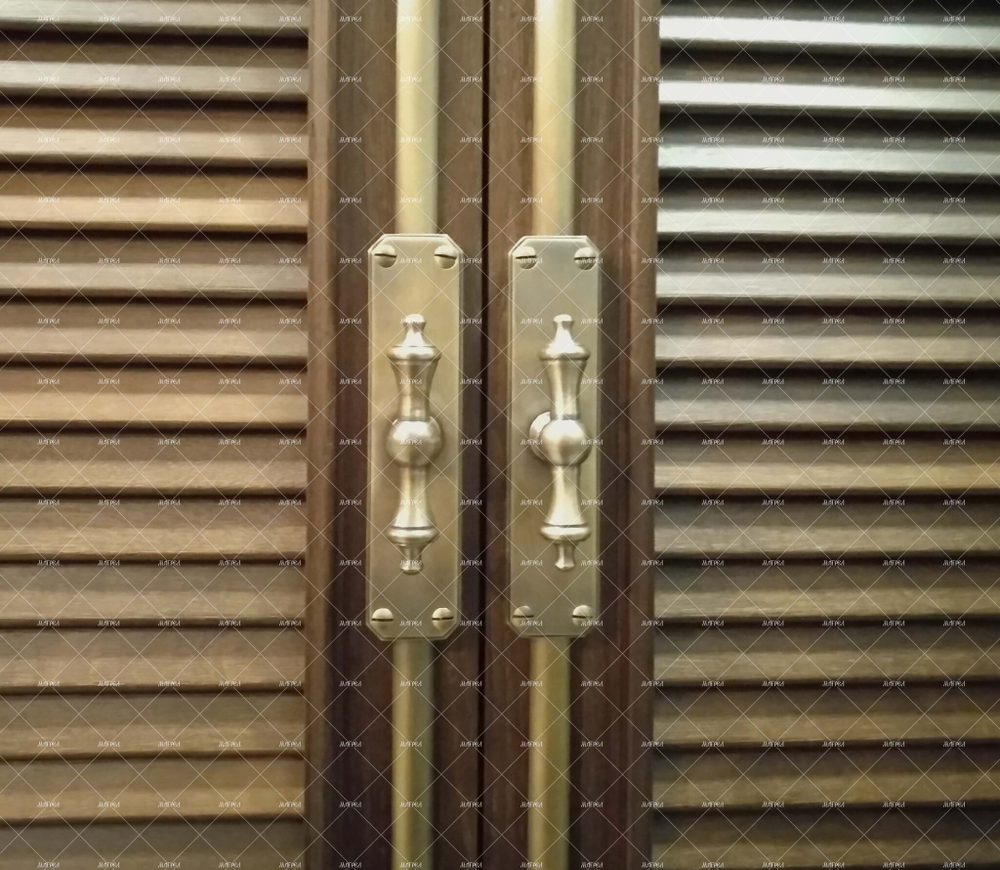 Кремон на шкафу