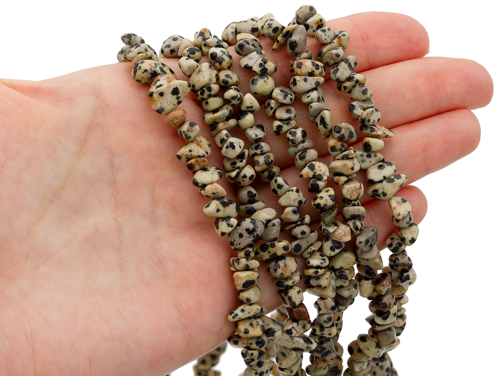 Нить бусины из далматиновой яшмы 7-8мм (галька)