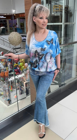 Красивый бело-голубой блузон с кружевами