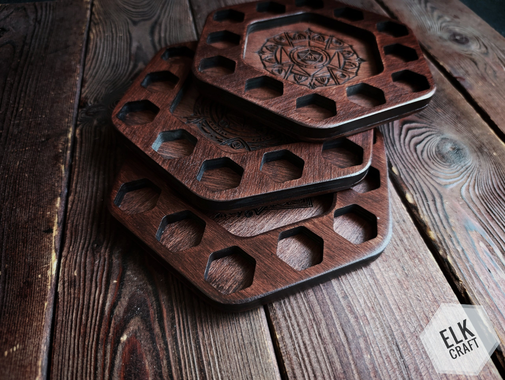 Подставка кружки и кубиков.