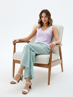 Базовый трикотажный топ с V-вырезом под пиджак