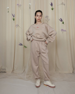 костюм из свитшота и брюк