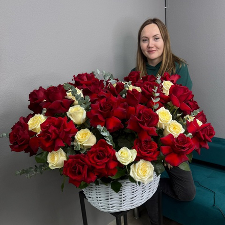 Корзина из французских и пионовидных роз