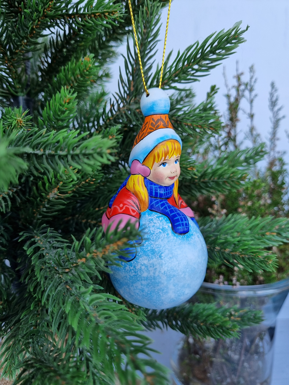 Девочка со снежком ёлочная игрушка из фарфора